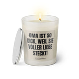 Duftkerze mit witzigen Spruch: Oma ist so dick, weil sie voller Liebe steckt! Kerzenglas mit silbernen Deckel von Sassy Candle. Farbe beige und schwarz.