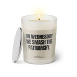 Duftkerze mit witzigen Spruch: On Wednesday we smash the patriarchy. Farbe beige und schwarz von Sassy Candle.