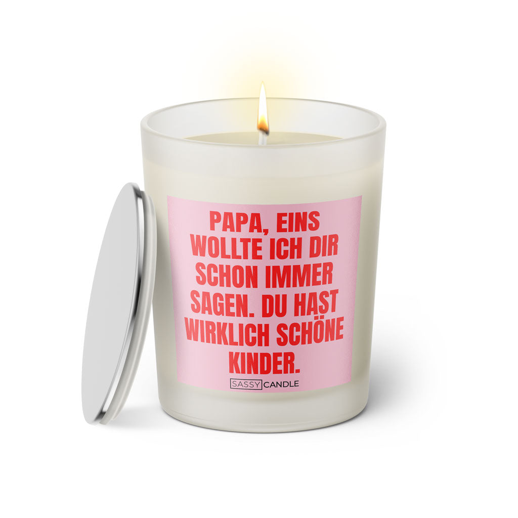 Duftkerze mit witzigem Spruch: Papa, eins wollte ich dir schon immer sagen. Du hast wirklich schöne Kinder. Farbe rosa und pink mit silbernem Deckel von Sassy Candle.