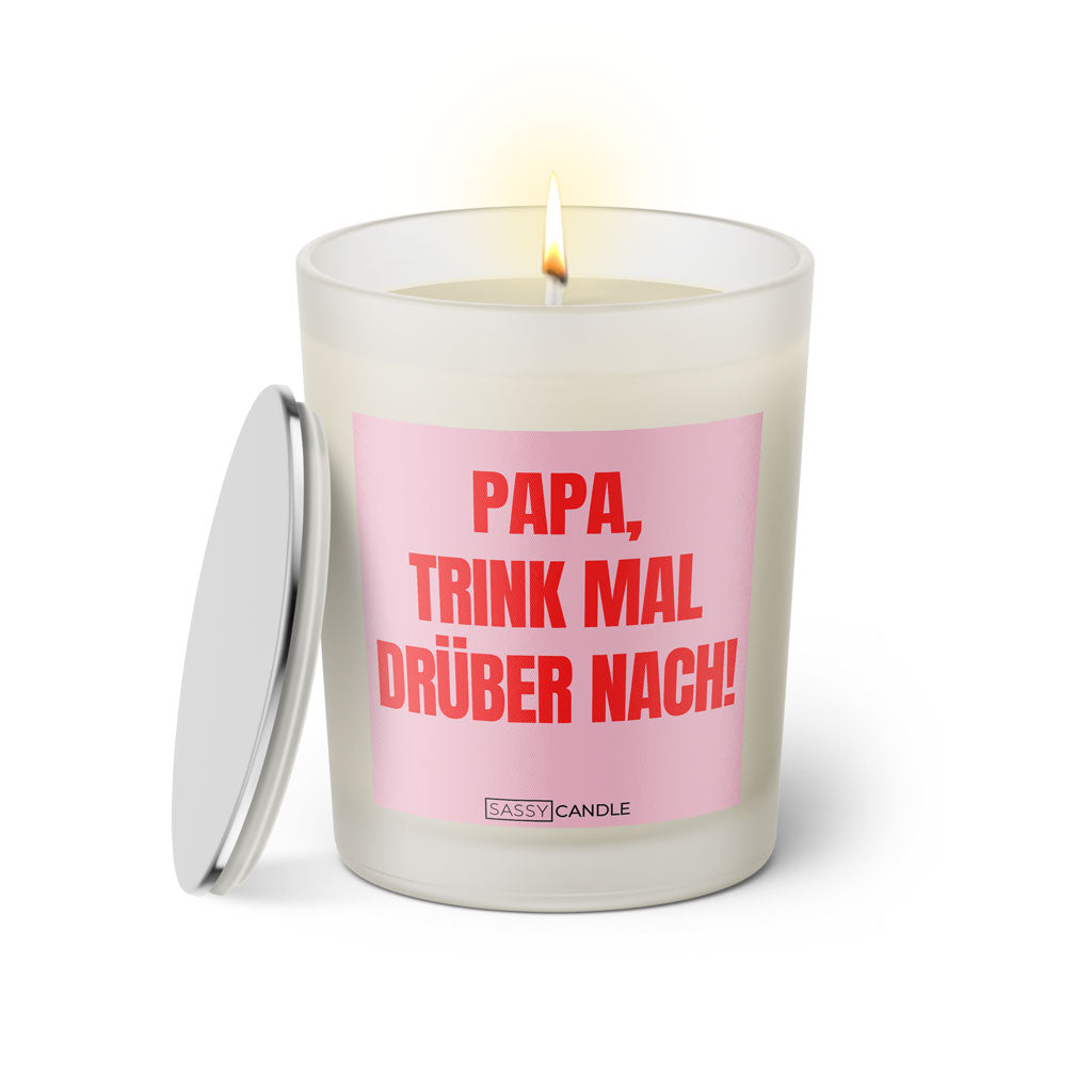 Duftkerze mit witzigem Spruch: Papa, trink mal drüber nach! Farbe rosa und pinke Schrift. Kerzenglas mit silbernem Deckel von SassyCandle.