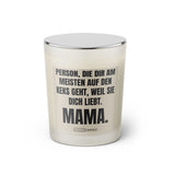 Duftkerze mit witzigem Spruch: Person, die dir am meisten auf den Keks geht, weil sie dich liebt. MAMA. Farbe beige und schwarze Schrift. Kerzenglas mit silbernem geschlossenem Deckel von SassyCandle.