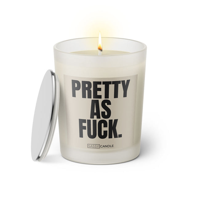 Duftkerze mit witzigem Spruch: Pretty as Fuck. Farbe beige und schwarze Schrift. Kerzenglas mit silbernem Deckel von SassyCandle.