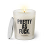 Duftkerze mit witzigem Spruch: Pretty as Fuck. Farbe beige und schwarze Schrift. Kerzenglas mit silbernem Deckel von SassyCandle.