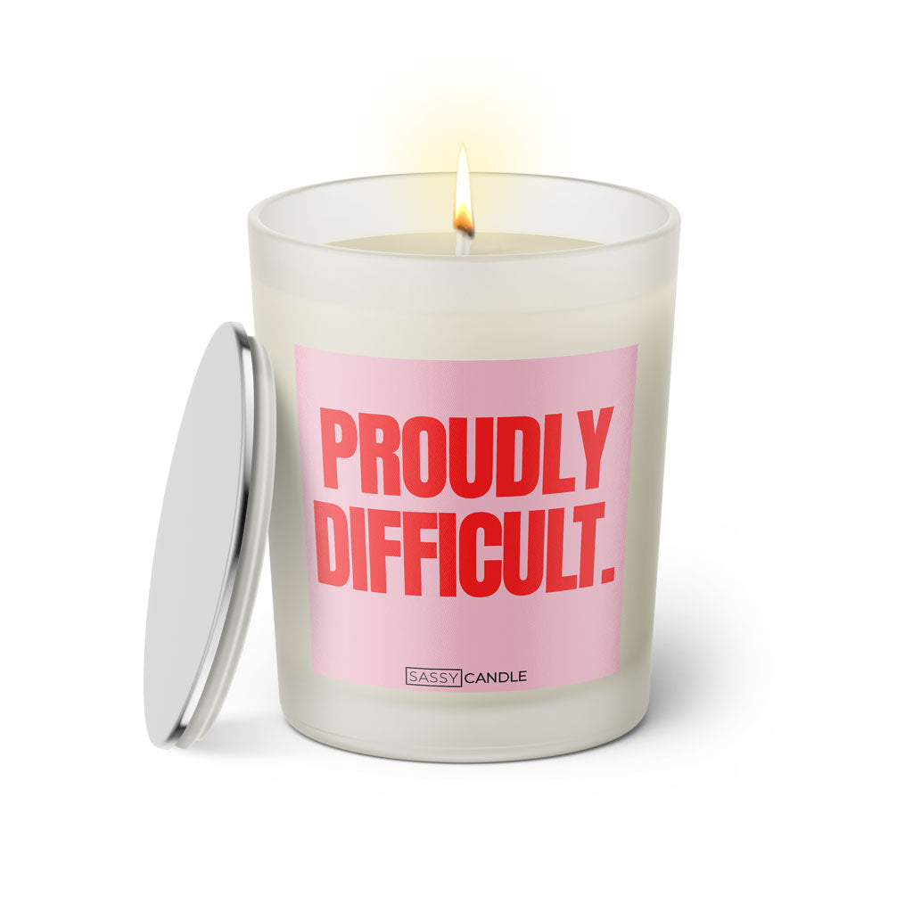 Duftkerze mit witzigen Spruch: Proudly Difficult. Farbe rosa und pink von Sassy Candle.