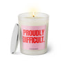 Duftkerze mit witzigen Spruch: Proudly Difficult. Farbe rosa und pink von Sassy Candle.