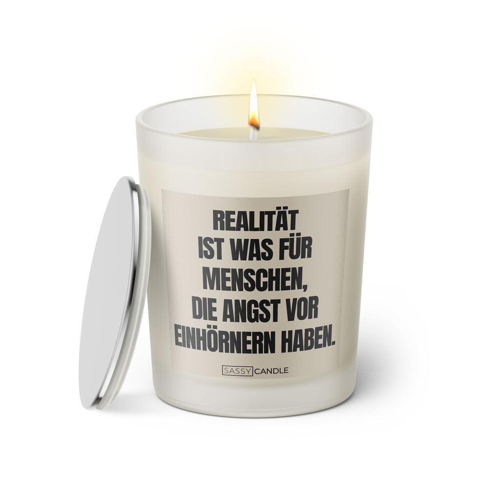 Duftkerze mit witzigen Spruch: Realität ist was für Menschen, die Angst vor Einhörnern haben Farbe beige und schwarz von Sassy Candle.