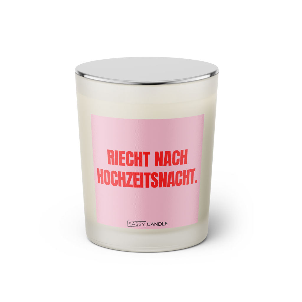 Duftkerze mit witzigem Spruch: Riecht nach Hochzeitsnacht. Farbe rosa und pinke Schrift. Kerzenglas mit silbernem geschlossenem Deckel von Sassy Candle.
