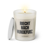 Duftkerze mit witzigen Spruch: Riecht nach Hundefurz. Farbe beige und schwarz von Sassy Candle.