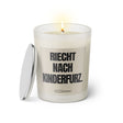 Duftkerze mit witzigen Spruch: Riecht nach Kinderfurz. Farbe beige und schwarz von Sassy Candle.