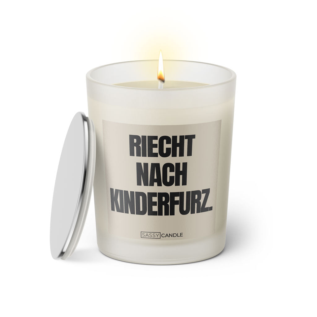 Duftkerze mit witzigen Spruch: Riecht nach Kinderfurz. Farbe beige und schwarz von Sassy Candle.