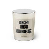 Duftkerze mit witzigen Spruch: Riecht nach Kinderfurz. Farbe beige und schwarz von Sassy Candle.