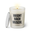 Duftkerze mit Spruch: Riecht nach Muschi. Farbe beige und schwarz von Sassy Candle.