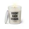 Duftkerze mit Spruch: Riecht nach Muschi. Farbe beige und schwarz von Sassy Candle.