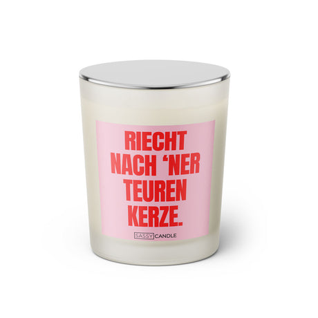 Duftkerze mit Spruch: Riecht nach 'ner teuren Kerze. Farbe rosa und pink von Sassy Candle.