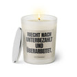 Duftkerze mit witzigem Spruch: Riecht nach unterbezahlt und überarbeitet. Farbe beige und schwarze Schrift. Kerzenglas mit silbernem Deckel von SassyCandle.