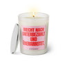 Duftkerze mit witzigem Spruch: Riecht nach unterbezahlt und überarbeitet. Farbe rosa und pinke Schrift. Kerzenglas mit silbernem Deckel von SassyCandle.