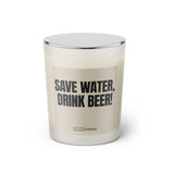 Duftkerze mit witzigem Spruch: Save water, drink beer! Farbe beige und schwarze Schrift. Kerzenglas mit silbernem geschlossenem Deckel von SassyCandle.