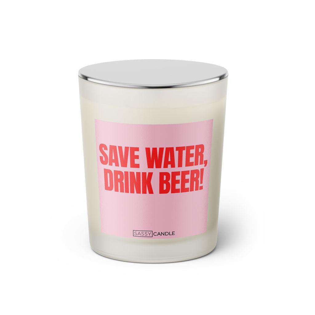 Duftkerze mit witzigem Spruch: Save water, drink beer! Farbe rosa und pinke Schrift. Kerzenglas mit silbernem geschlossenem Deckel von SassyCandle.