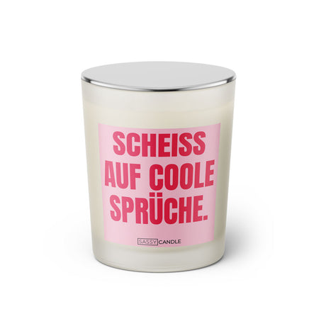 Duftkerze mit witzigem Spruch: Scheiss auf coole Sprüche. Farbe rosa und pinke Schrift. Kerzenglas mit silbernem geschlossenem Deckel von SassyCandle.