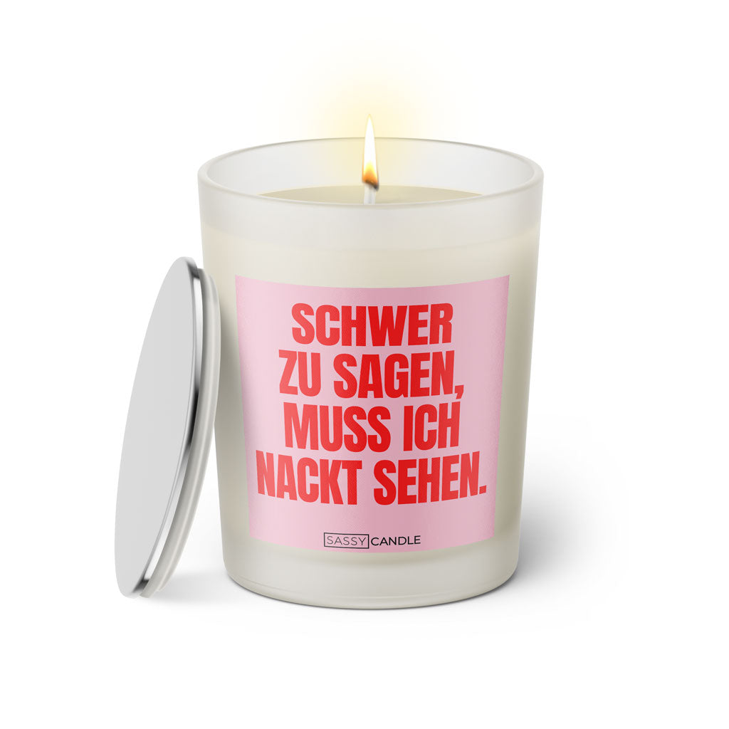 Duftkerze mit Spruch: Schwer zu sagen, muss ich nackt sehen. Farbe rosa und pink von Sassy Candle.