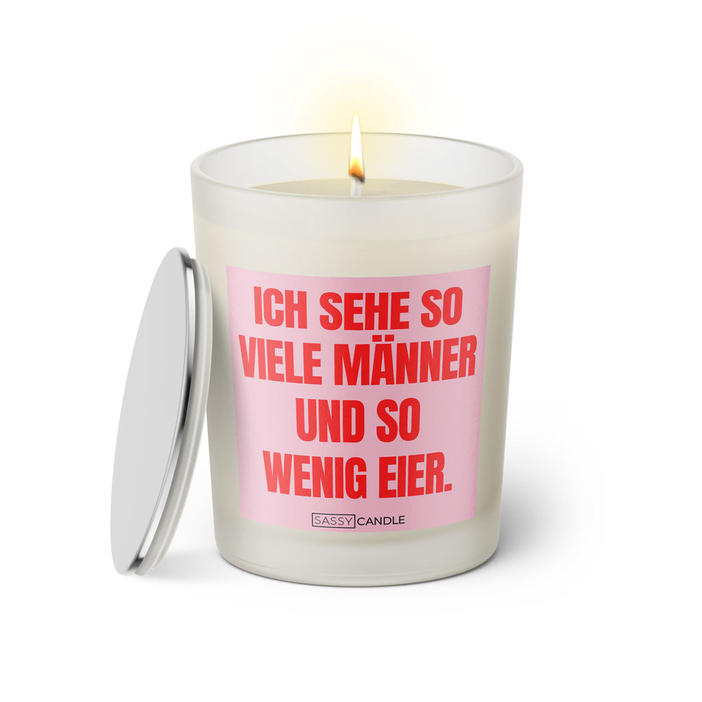 Duftkerze mit witzigen Spruch: Ich sehe so viele Männer und so wenig Eier. Farbe rosa und pink von Sassy Candle.