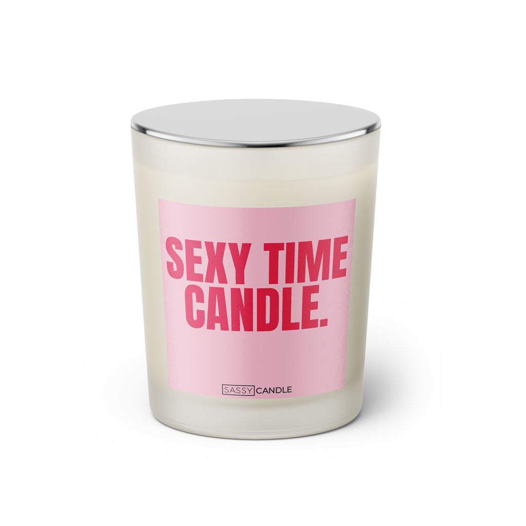 Duftkerze mit witzigem Spruch: Sexy Time Candle. Farbe rosa und pinke Schrift. Kerzenglas mit silbernem geschlossenem Deckel von SassyCandle.