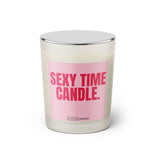 Duftkerze mit witzigem Spruch: Sexy Time Candle. Farbe rosa und pinke Schrift. Kerzenglas mit silbernem geschlossenem Deckel von SassyCandle.
