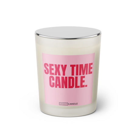 Duftkerze mit witzigem Spruch: Sexy Time Candle. Farbe rosa und pinke Schrift. Kerzenglas mit silbernem geschlossenem Deckel von SassyCandle.