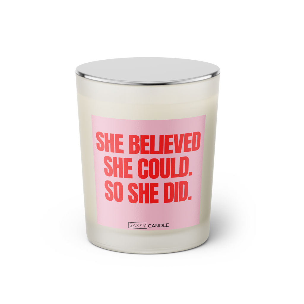 Duftkerze mit witzigen Spruch: She believed she could. So she did. Farbe rosa und pink von Sassy Candle.