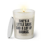 Duftkerze mit witzigen Spruch: She's a little sass and a lot of badass. Farbe beige und schwarz mit silbernen Deckel von Sassy Candle.