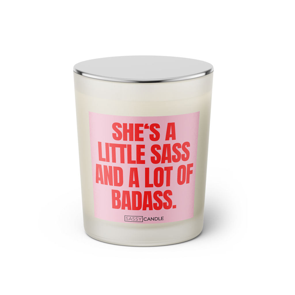 Duftkerze mit witzigen Spruch: She's a little sass and a lot of badass. Farbe pink und rosa mit silbernen Deckel von Sassy Candle.