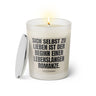 Duftkerze mit witzigen Spruch: Sich selbst zu lieben ist der Beginn einer lebenslangen Romanze. Farbe beige und schwarz von Sassy Candle.