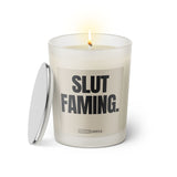 Duftkerze mit witzigen Spruch: Slut Faming. Farbe beige und schwarz von Sassy Candle.