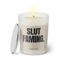 Duftkerze mit witzigen Spruch: Slut Faming. Farbe beige und schwarz von Sassy Candle.