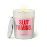 Duftkerze mit witzigen Spruch: Slut Faming. Farbe rosa und pink von Sassy Candle.