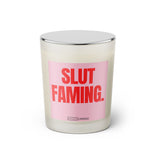 Duftkerze mit witzigen Spruch: Slut Faming. Farbe rosa und pink von Sassy Candle.