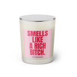 Duftkerze mit witzigem Spruch: Smells like a rich bitch. Farbe rosa und pinke Schrift. Kerzenglas mit silbernem geschlossenem  Deckel von SassyCandle.