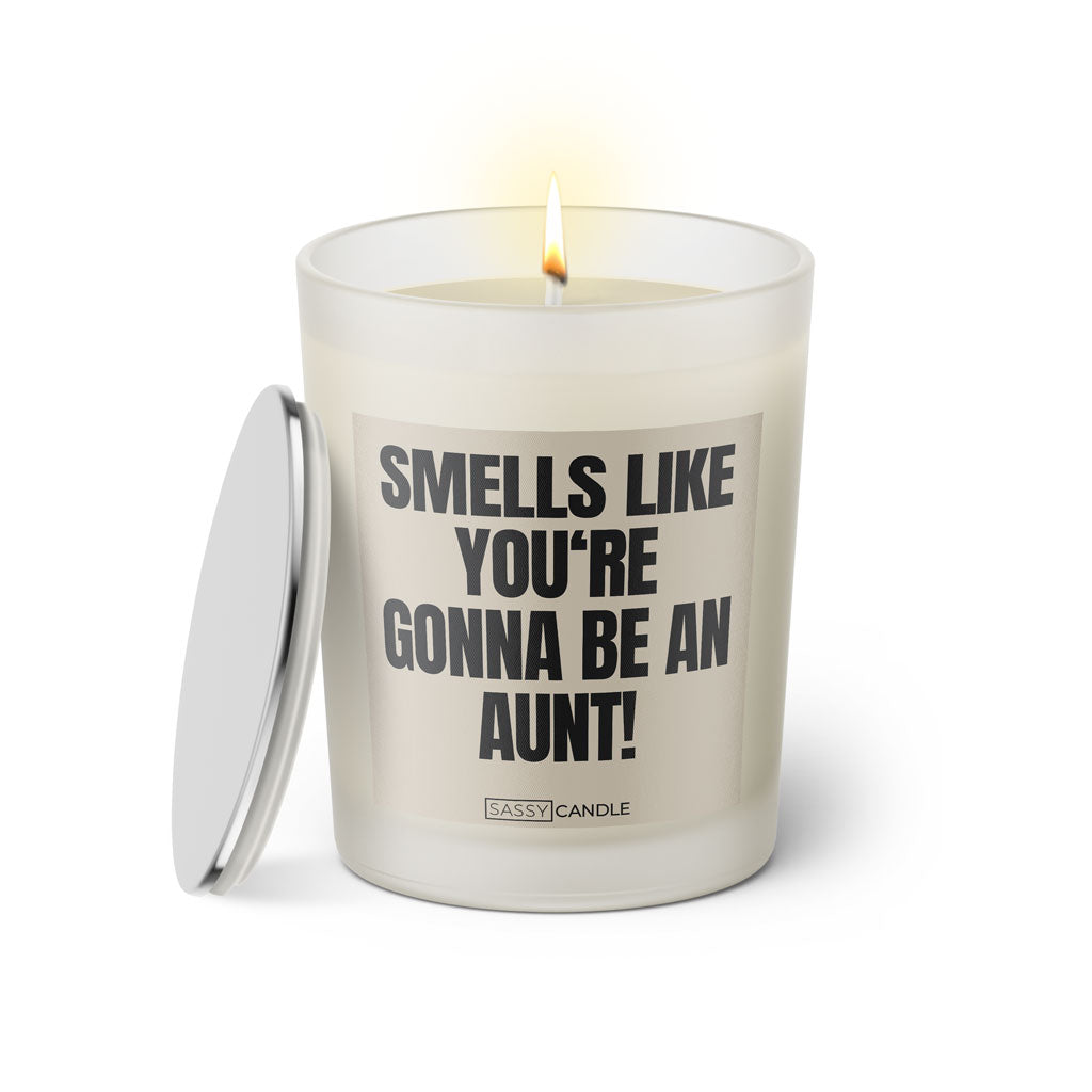 Duftkerze mit witzigen Spruch: Smells like you're gonna be an Aunt! Farbe beige und schwarz von Sassy Candle.