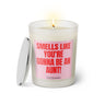 Duftkerze mit witzigen Spruch: Smells like you're gonna be an Aunt! Farbe rosa und pink von Sassy Candle.