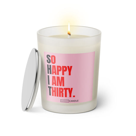 Duftkerze mit Spruch: So happy I am thirty. Farbe rosa und pink von Sassy Candle.