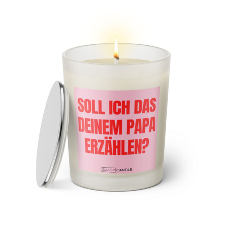 Duftkerze mit witzigen Spruch: Soll ich das deinem Papa erzählen? Farbe rosa und pink von Sassy Candle.