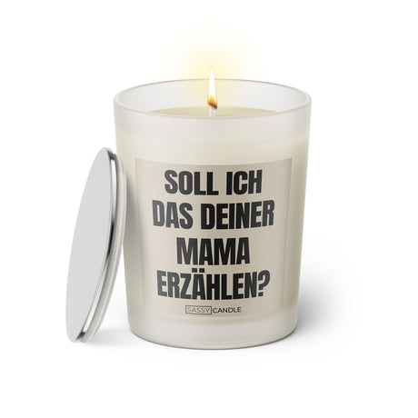 Duftkerze mit witzigen Spruch: Soll ich das deiner Mama erzählen? Farbe beige und schwarz von Sassy Candle.