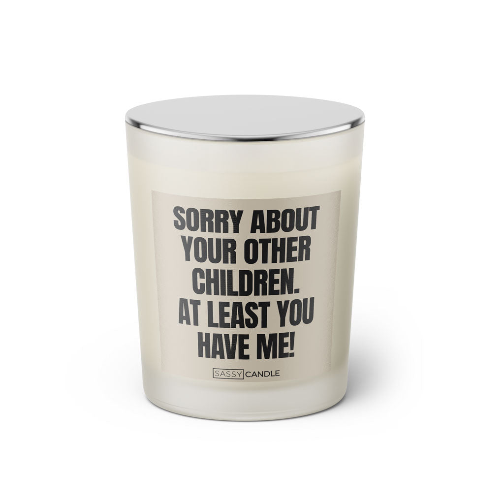 Duftkerze mit witzigen Spruch:Sorry about your other children. At least you have me! Kerzenglas mit silbernen Deckel. Farbe schwarz und beige von Sassy Candle.