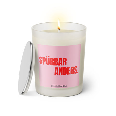 Duftkerze mit Spruch: Spürbar Anders. Farbe rosa und pink von Sassy Candle.