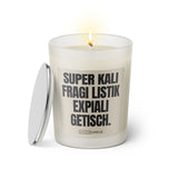 Duftkerze mit Spruch: Super Kali Fragi Listik Expiali Getisch. Farbe beige und schwarz von Sassy Candle.