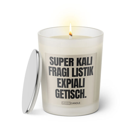 Duftkerze mit Spruch: Super Kali Fragi Listik Expiali Getisch. Farbe beige und schwarz von Sassy Candle.
