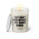 Duftkerze mit Spruch: They didn't burn witches. They burned women. Farbe beige und schwarz von Sassy Candle.