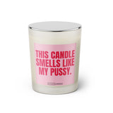 Duftkerze mit witzigem Spruch: This candle smells like my pussy. Farbe rosa und pinke Schrift. Kerzenglas mit silbernem geschlossenem Deckel von SassyCandle.
