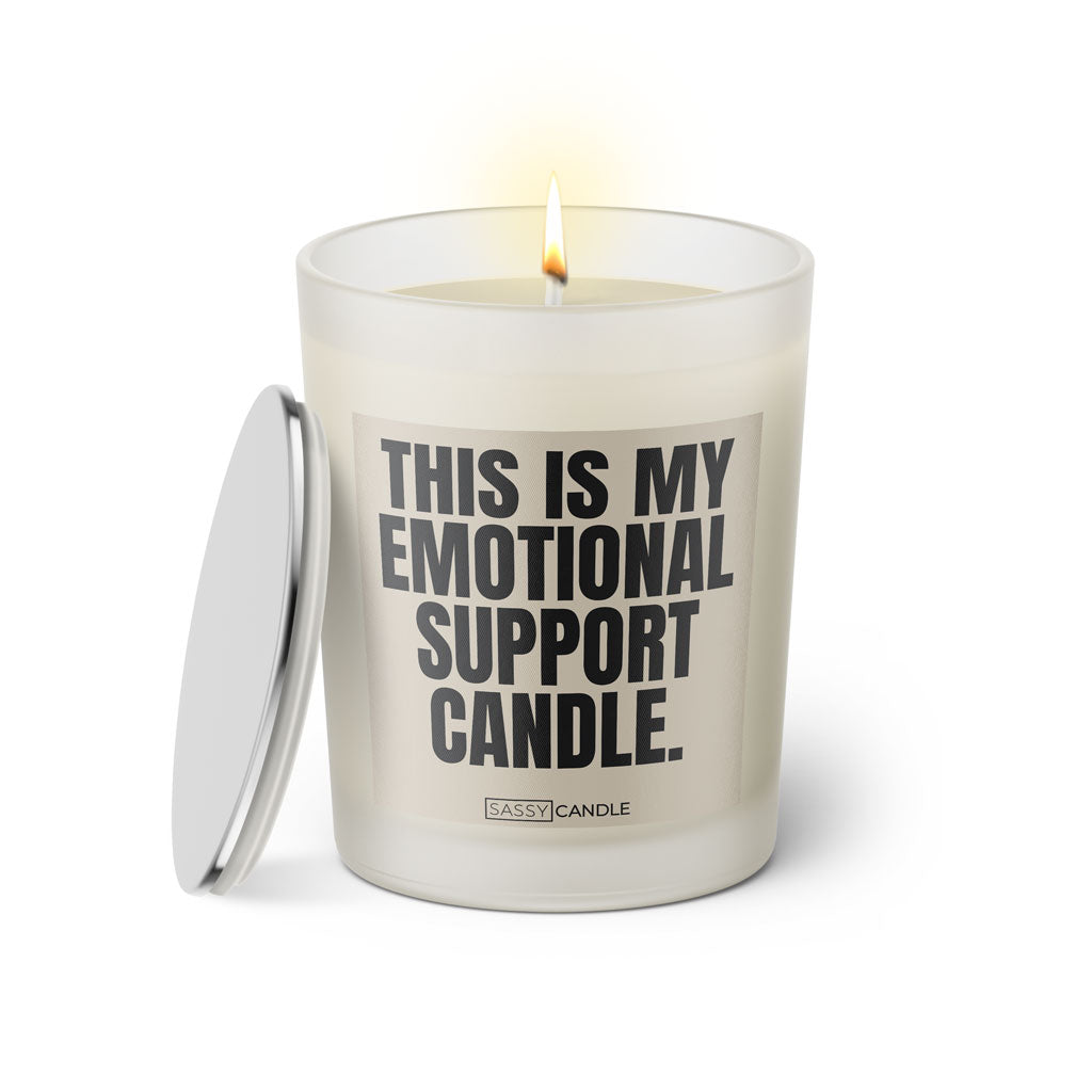 Duftkerze mit witzigem Spruch: This is my emotional support candle. Farbe beige und schwarze Schrift. Kerzenglas mit silbernem Deckel von SassyCandle.