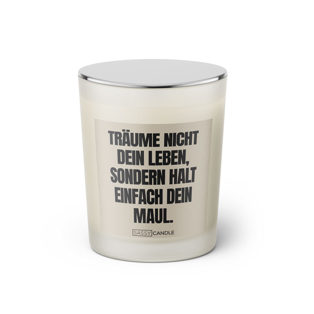 Duftkerze mit witzigem Spruch: Träume nicht dein Leben, sondern halt einfach dein Maul. Farbe beige und schwarze Schrift. Kerzenglas mit silbernem geschlossenem Deckel von SassyCandle.